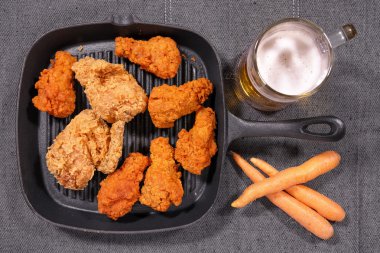 Kızarmış tavuk kanadı bira ve havuç ile