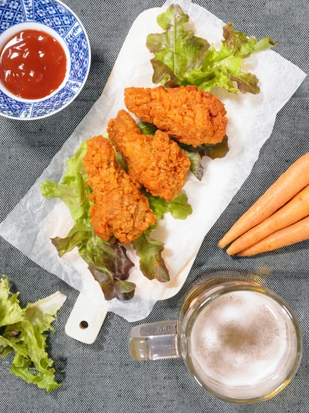 Aile de poulet frit avec bière et carotte — Photo