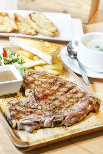 Filete de ternera de hueso medio raro en placa de madera —  Fotos de Stock