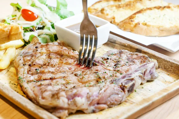 Steak de bœuf moyen et rare sur assiette en bois — Photo