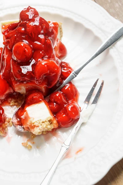 Eten huisgemaakt cherry Cheesecake op houten tafel — Stockfoto