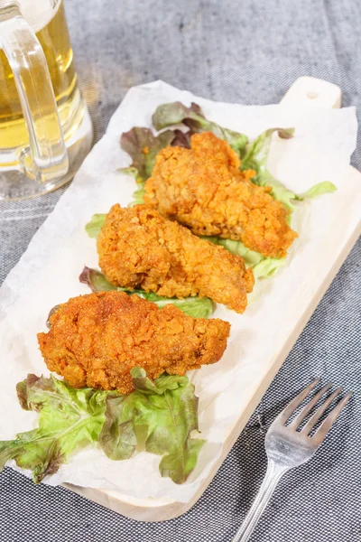 Aile de poulet frit avec bière — Photo