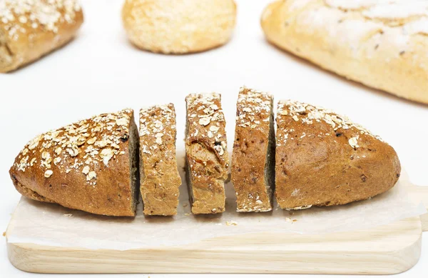 Plátky chleba pšenice francouzské ovesných izolovaných na bílém pozadí — Stock fotografie