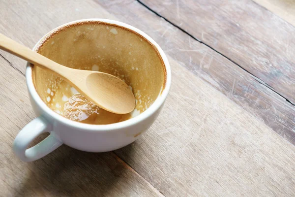 Bebida vazia da xícara do café latte na mesa de madeira — Fotografia de Stock