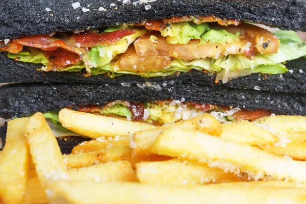 Pan de carbón con tocino guacamole y sanwich de tomate —  Fotos de Stock
