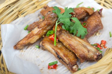 Baharatlı kızarmış tavuk kanadı