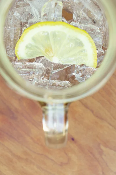 Cam limonata soda ahşap masa üzerinde kavanoz — Stok fotoğraf