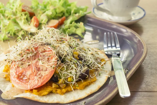 Tortilla vegetariana com abóbora de tomate e feijão vermelho — Fotografia de Stock