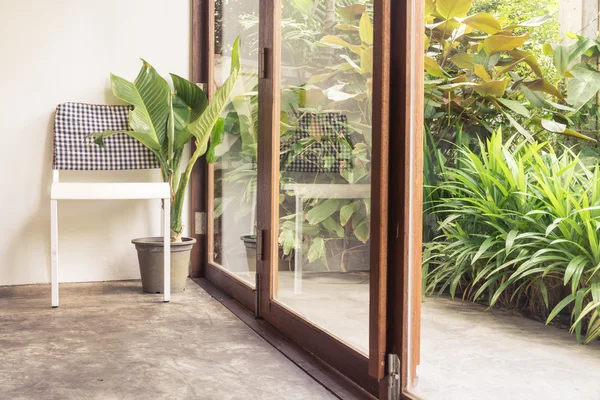 Wohnzimmersessel neben großer Glastür aus Holz — Stockfoto