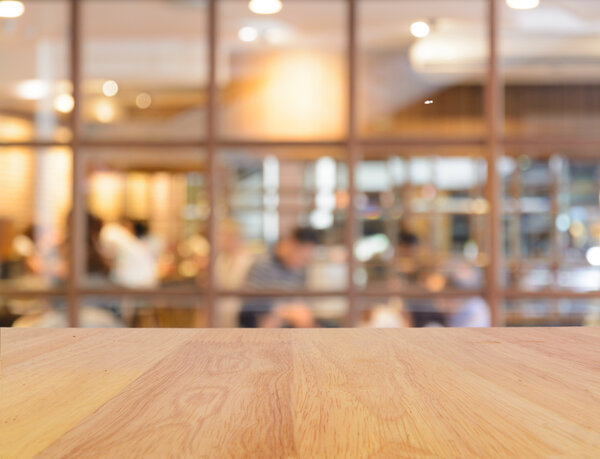 Деревянный стол и размытый фон ресторана