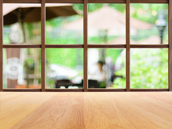 Coffee shop zahradní pohled z dřevěného okna — Stock fotografie