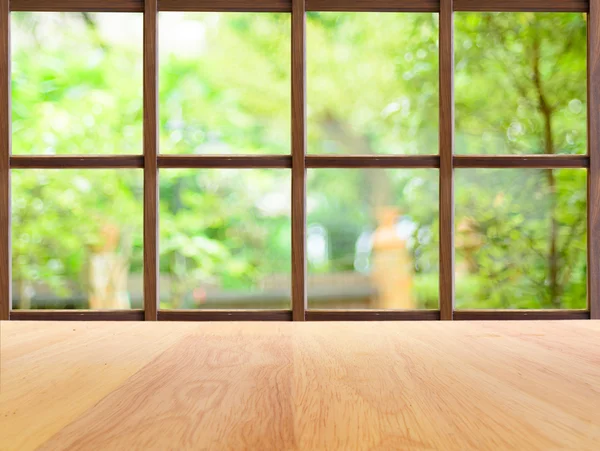 Cafetería vista jardín desde ventana de madera — Foto de Stock