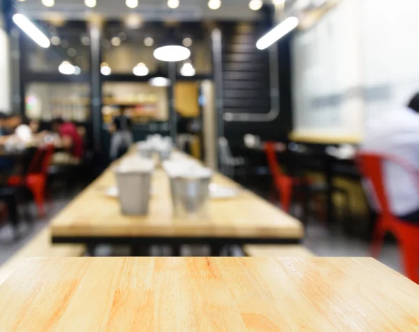 Mesa de madera y fondo borroso restaurante — Foto de Stock