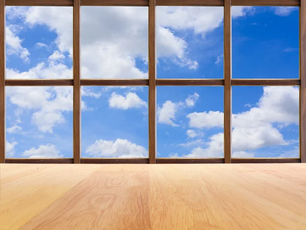 Caffetteria luminosa vista cielo blu da finestra in legno — Foto Stock