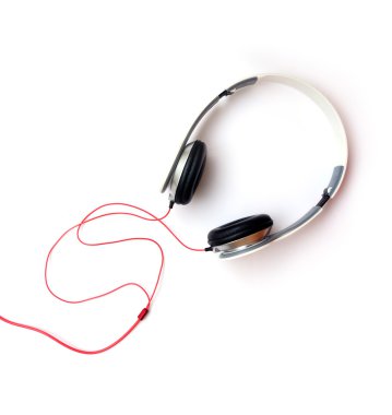 beyaz zemin üzerinde kulaklık