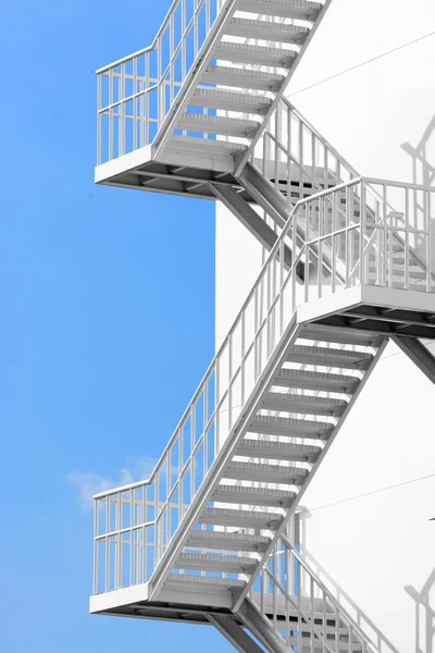 Scala esterna in acciaio bianco — Foto Stock