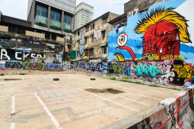 Graffiti sanatı eski terk bina boyalı