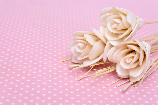Flor blanca hecha de papel sobre fondo de punto rosa — Foto de Stock