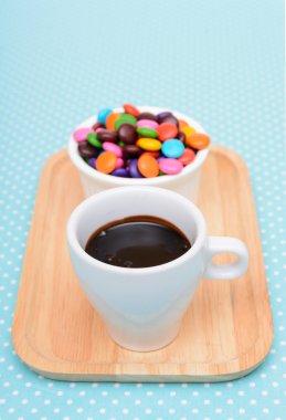 Sıcak çikolata ve renkli şeker