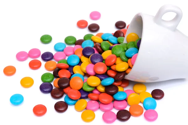 Barevné čokoládové bonbóny na bílém pozadí — Stock fotografie