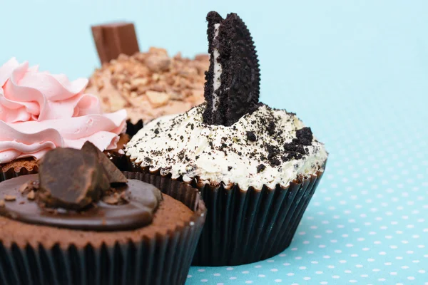 Chocolate Strawberry Cookies and cream cup cake on vintage blue table cloth — Stock Photo, Image