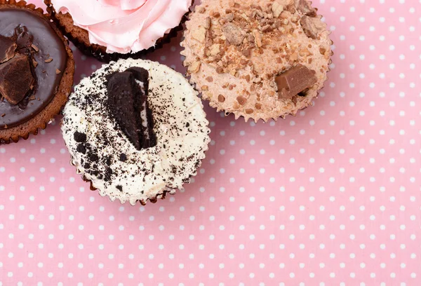 チョコレートのイチゴ クッキーとヴィンテージのピンクのテーブル クロスにクリーム カップ ケーキ — ストック写真