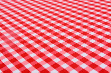 Klasik kırmızı masa örtüsü