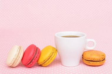 Pembe vintage masa örtüsü üzerinde renkli acıbadem kurabiyesi