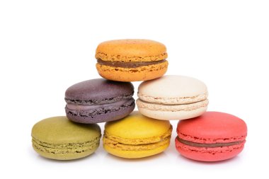 Beyaz arka plan üzerinde izole renkli acıbadem kurabiyesi