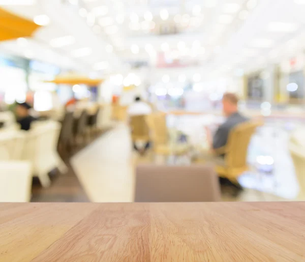 Mesa de madera y fondo borroso restaurante — Foto de Stock