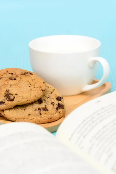 Chocolate chip cookies relaxing time — Stock Photo, Image