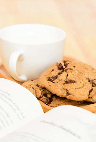 Chocolate chip cookies relaxing time — Stock Photo, Image