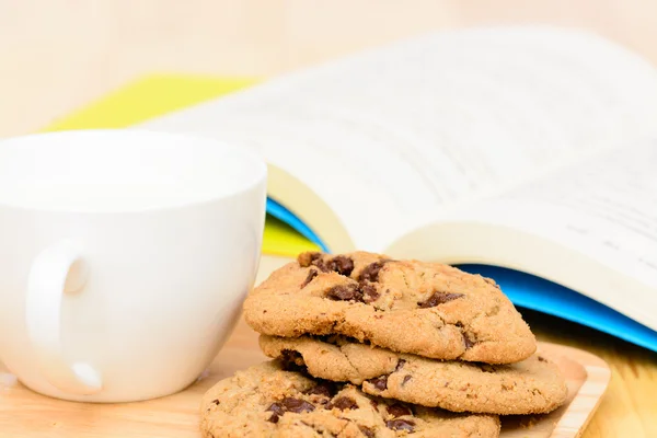 Chocolate chip cookies relaxing time — Stock Photo, Image