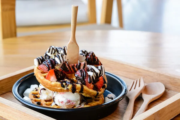 Strawberry ice cream waffle with marshmallow — Stock Photo, Image