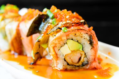 Suşi roll yılan balığı ve somon avokado