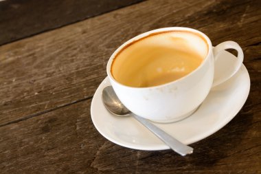 ahşap masa üstünde boş kahve Kupası