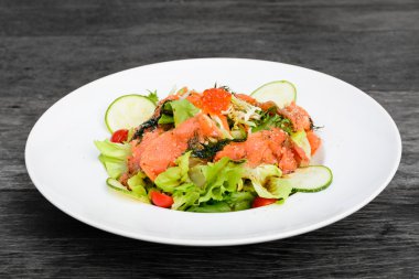 Taze somon balsamik sirke salata füme