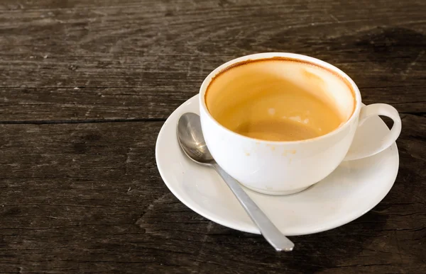 Taza de café vacía en la mesa de madera — Foto de Stock