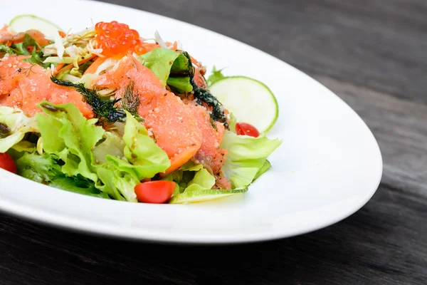 Salada de vinagre balsâmico de salmão fresco defumado — Fotografia de Stock