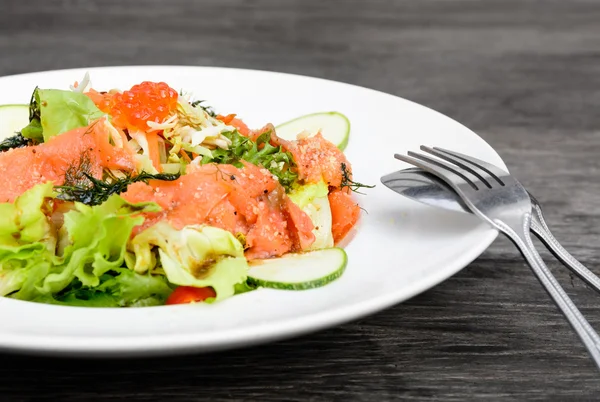 Salada de vinagre balsâmico de salmão fresco defumado — Fotografia de Stock