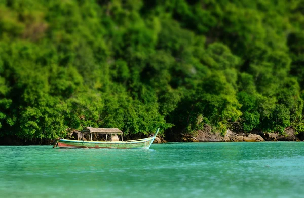 Barco de pesca Moken de madeira no mar azul-turquesa de Andaman — Fotografia de Stock