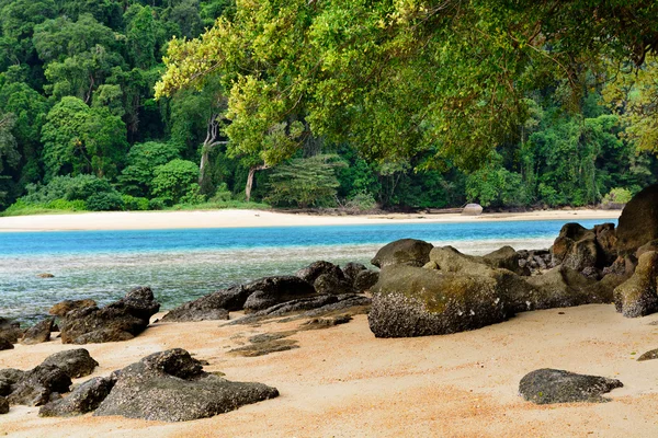 ターコイズ ブルーの海とアンダマン海の砂浜ビーチ — ストック写真