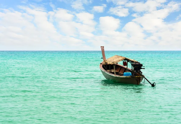 Turkuaz Andaman Denizi, ahşap Moken balıkçı teknesi — Stok fotoğraf