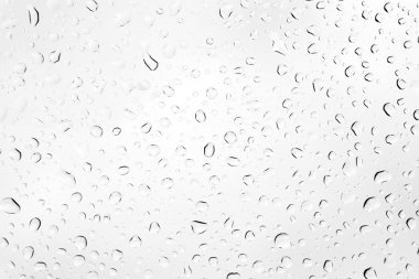 Araba cam pencere üzerinde yağmur damlaları