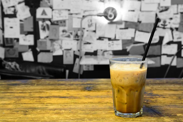 Ijs koffie op houten tafel berichtraad — Stockfoto