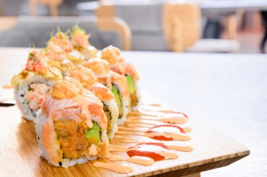 Kıyılmış somon suşi maki