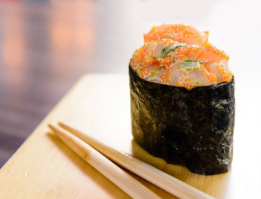 Baharatlı tarak suşi