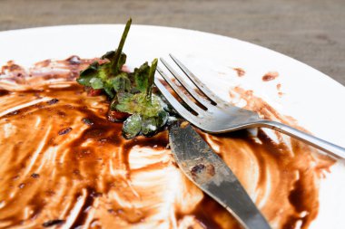 Kirli bitmiş çikolata tatlı tabağı