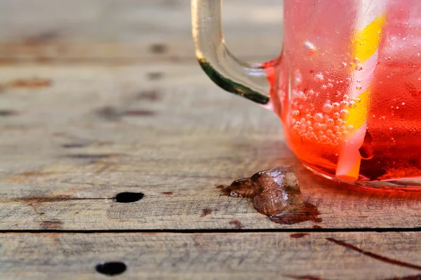 Italiaanse aardbei soda in een partij — Stockfoto