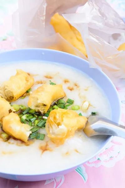 Thai rice porridge with minced pork and deep-fried doughstick — Stock Photo, Image
